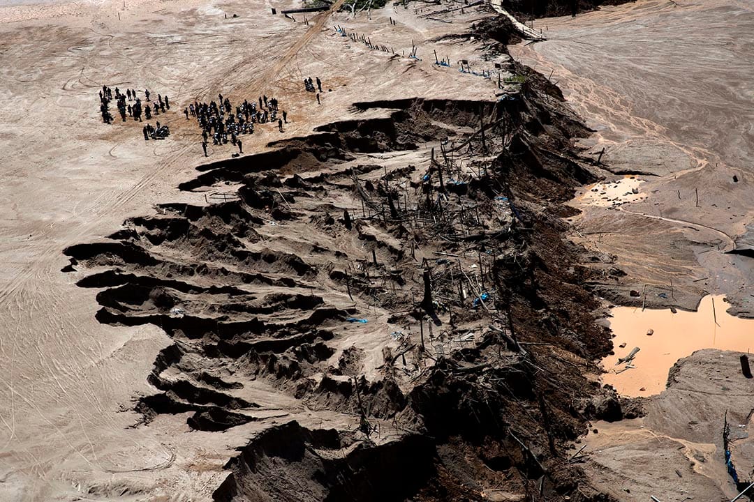 2015年8月12日，秘鲁警察在一個非法礦場附近站崗。攝: Rodrigo Abd/AP