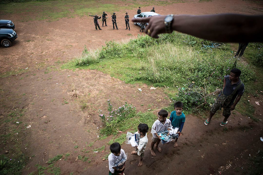 KENDO分发日用品和衣服给小孩们。摄 : Mathieu Willcocks/端传媒