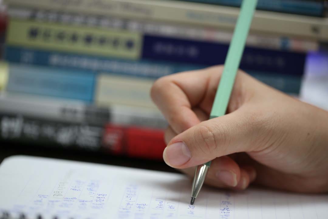 黃燦然：任何字句的修改都以準確為主，避免去改善原譯者和改譯者的修辭。這也是我認為評析譯文時，評析者應有的尺度之一。設計圖片