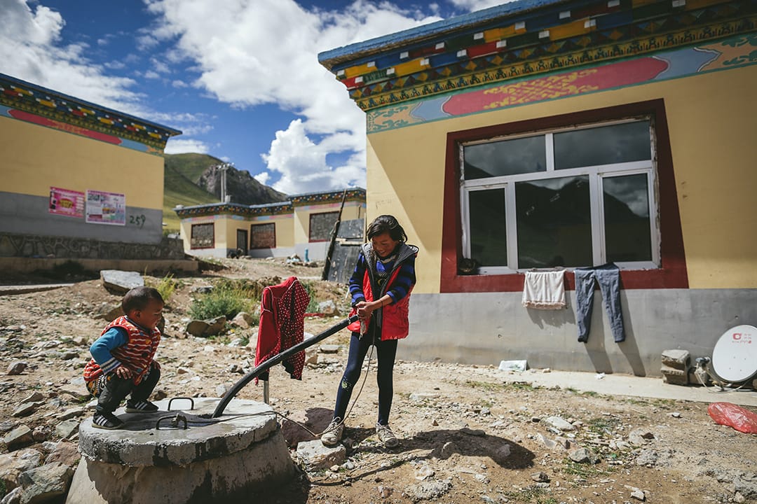 结古镇附近一个移民村内的小孩。摄 : 王嘉豪/端传媒