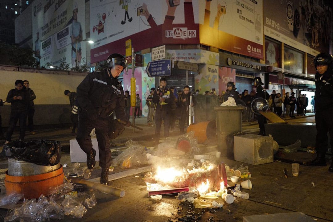 2016年2月9日凌晨二時，旺角，有示威者在彌敦道焚燒雜物。攝：Anthony Kwan/端傳媒