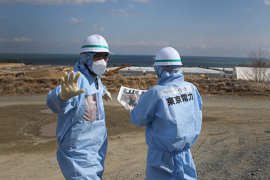 东电的工作人员 5 年内不断在发电站一带进行净化工作。摄:Christopher Furlong/GETTY