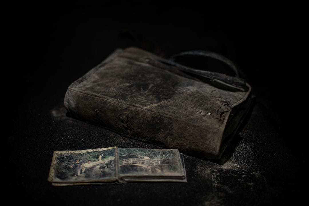 於臺南市永康區維冠金龍大樓倒塌事故現場，被搜救隊找獲的幾本相薄及一個載滿保單的手提包，及後於2月17日，主人鄭先生把其領回。維冠大樓倒塌當日，鄭先生人在台中，家人不幸罹難。攝：Billy H.C. Kwok/端傳媒