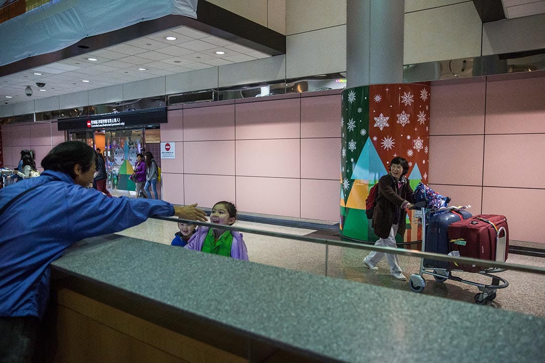 王進榮於接機大廳等待妻子通關。攝:Billy H.C. Kwok/端傳媒  