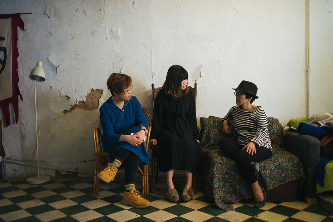 三位对谈的写字女生，(左)Miu Miu，(中)Kitty Hung，及(右)夏芝然。 摄：叶家豪/端传媒