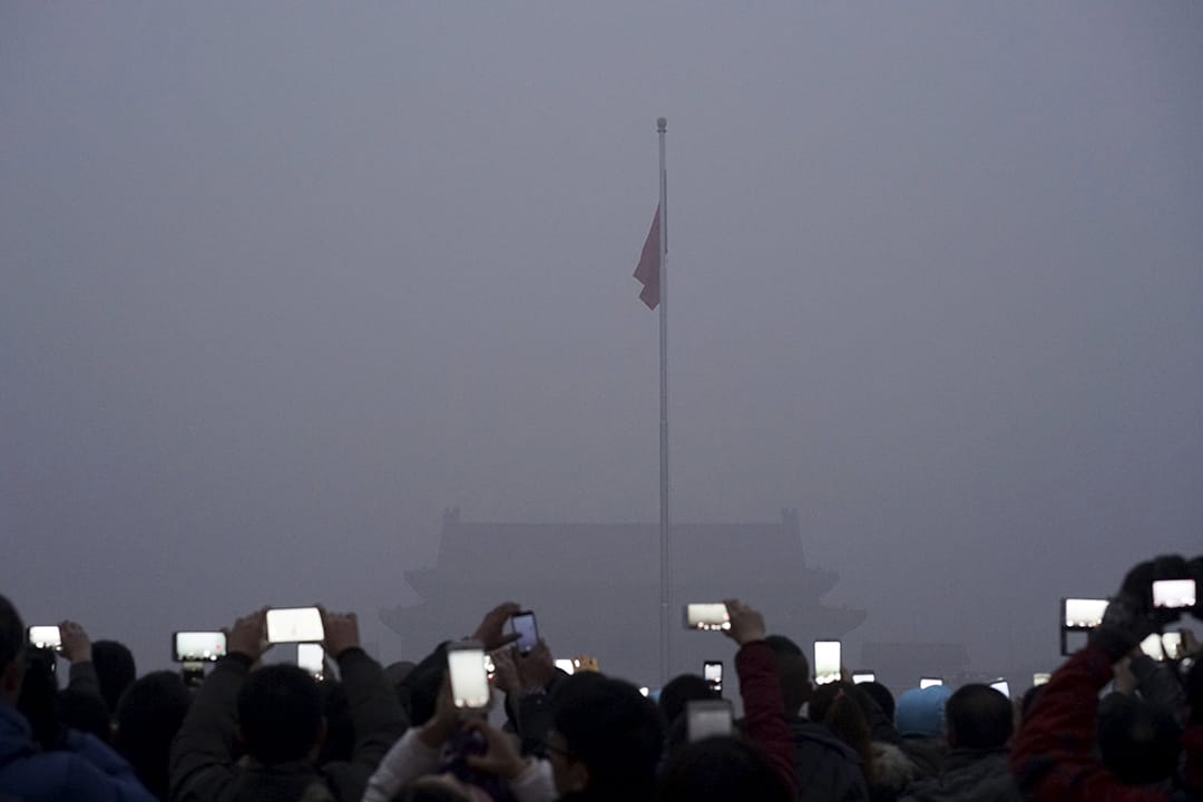 天安門廣場清晨的升旗禮，霧霾下只見手機發出的光芒。攝:REUTERS