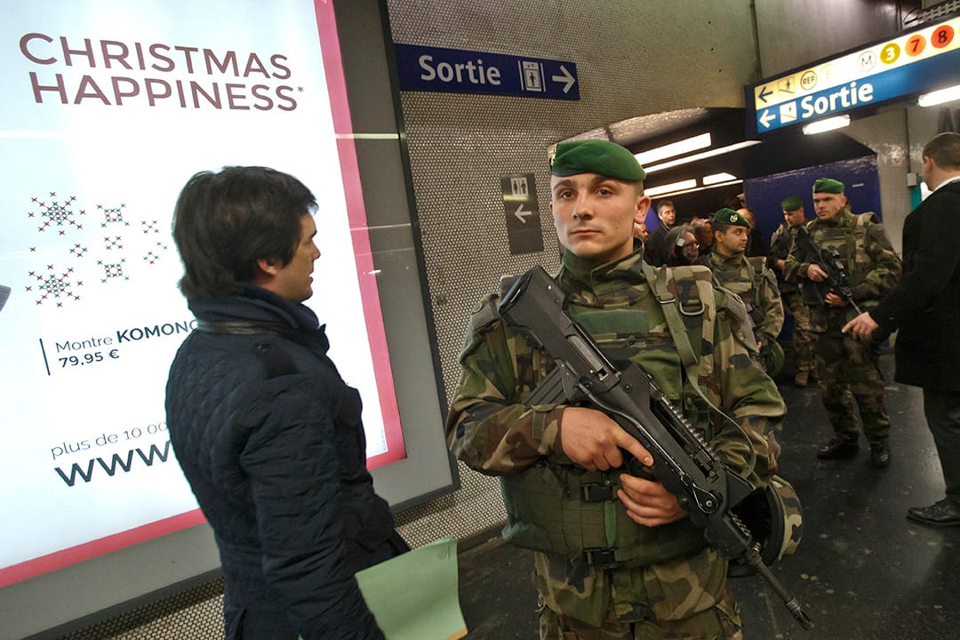 2015年12月30日，法國巴黎，軍人在巴黎地鐵巡邏。法國當局在新年前夕加強國內保安。攝：Michel Euler/AP