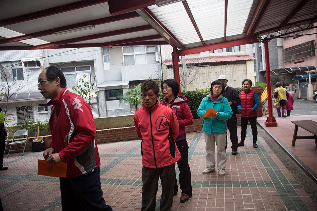 謝素嬉在新竹票站外排隊等待投票。攝:Billy H.C. Kwok/端傳媒  