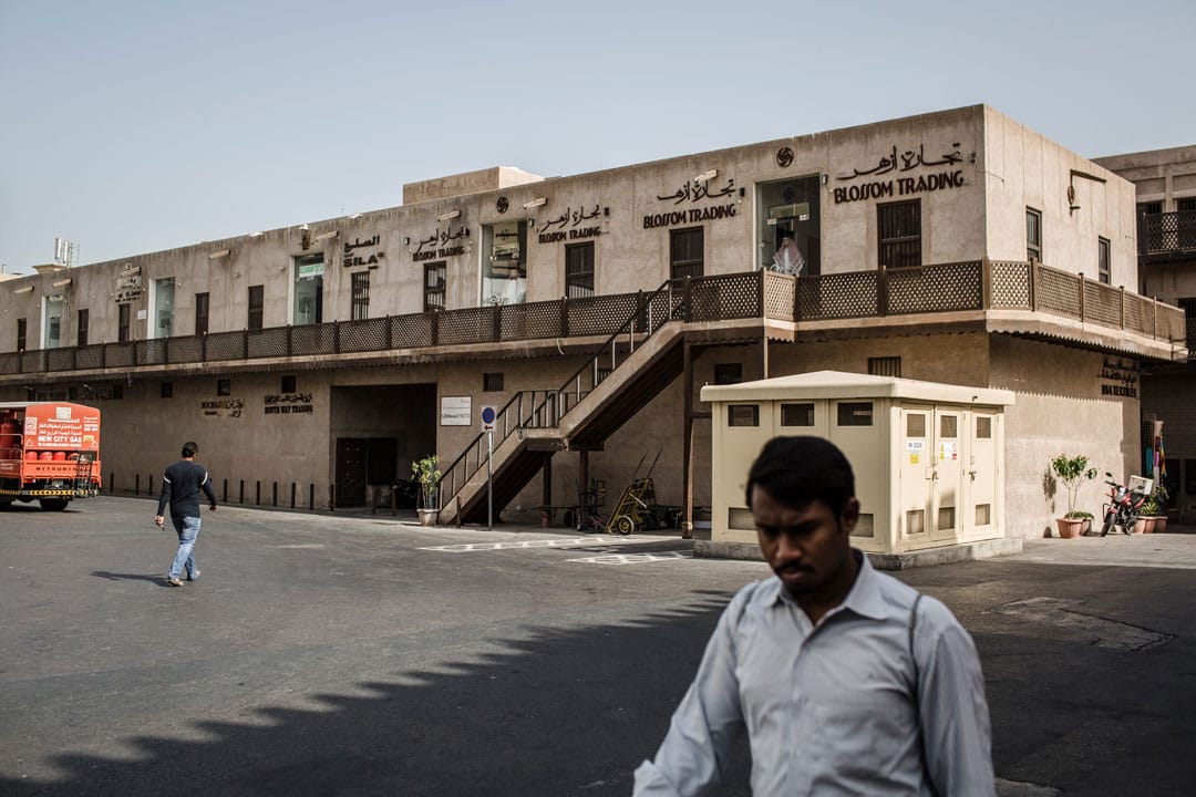 人們走過杜拜河旁的商店。攝: Laurence Tan