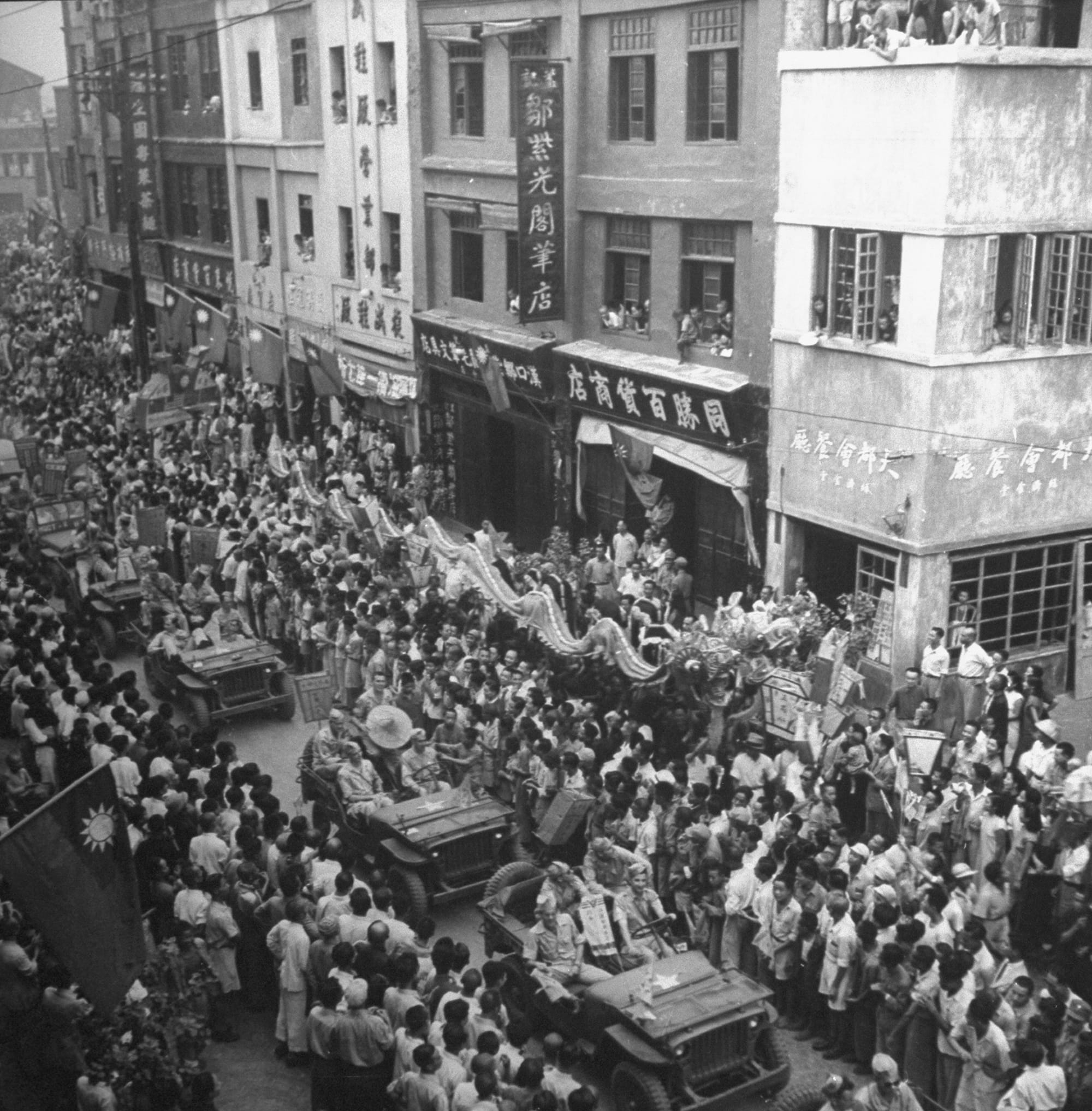 1945年,中國群眾慶祝日本投降、抗戰勝利。攝:Jack Wilkes/The LIFE Picture Collection/GETTY