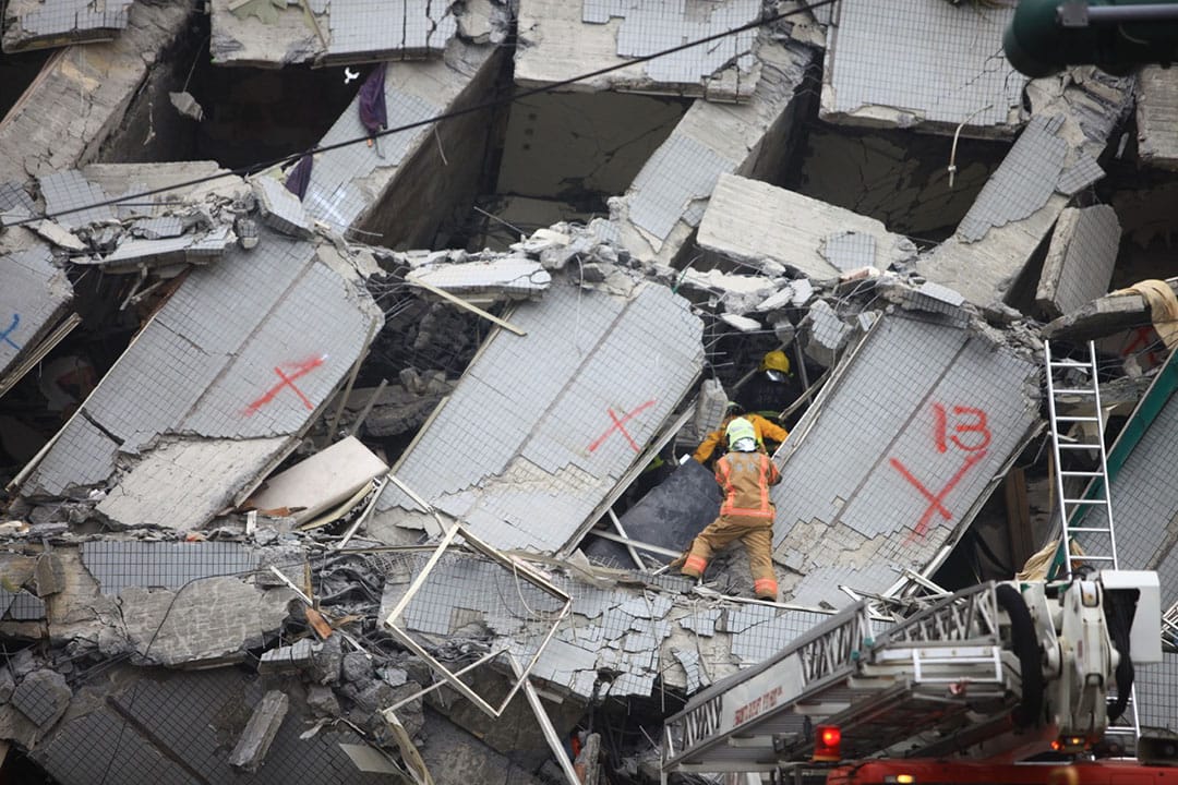 早上11時半，救援人員在台南永大台一棟倒塌的樓房內拯救被埋的傷者。攝 : 曾信耀/端傳媒