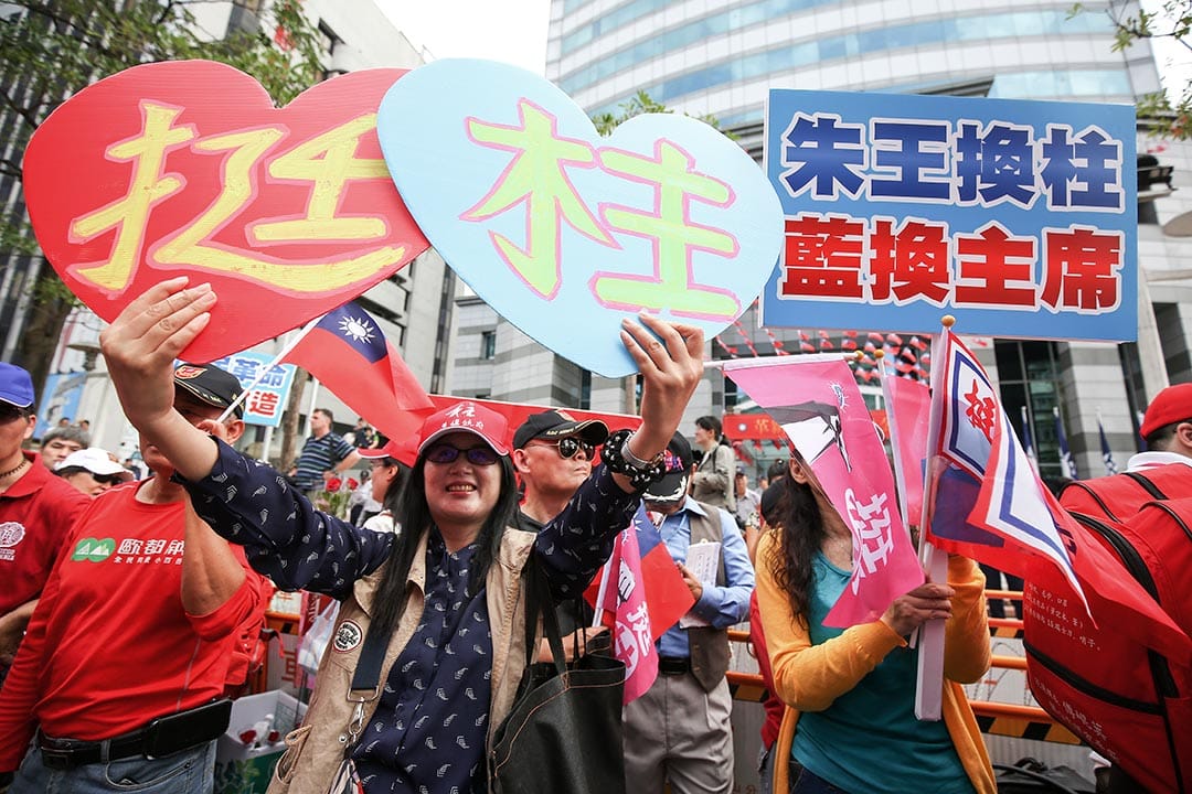支持洪秀柱的民眾手拿挺柱標語表示。攝：張國耀/端傳媒