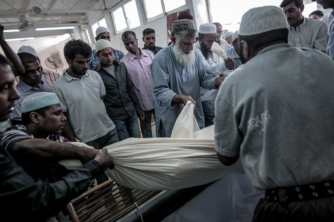 2014年，于意外身亡的寻求庇护者，几十人把钱筹了几个月，才足够把遗体送回家乡。箱子只印着他的名字和