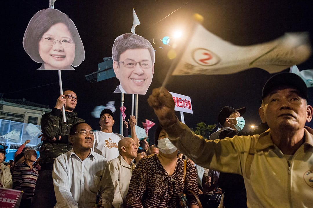 蔡英文晚上在屏東出席造勢晚會，支持者帶同小英和副總統候選人陳建仁的紙牌到場打氣。攝：Billy H.C. Kwok/端傳媒