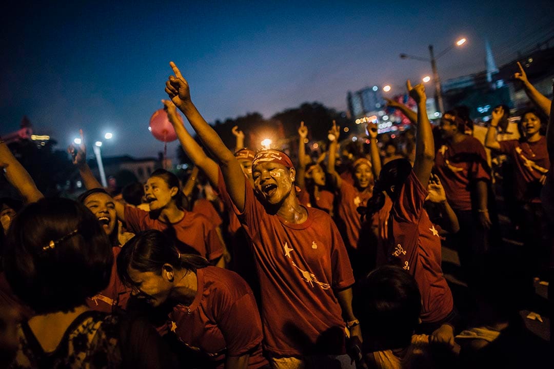 女導演Kyi Phyu Shin成立了一個助選團隊，民盟支持者在仰光中央火車站外跟著助選團的音樂起舞。