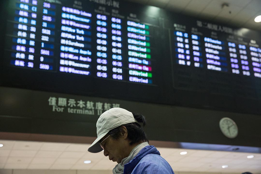 王進榮早上6點在桃園機場等他的妻子從美國返鄉。攝:Billy H.C. Kwok/端傳媒 