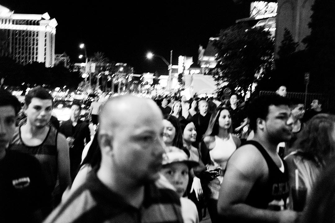 夏天夜幕降临之后，赌城大道上人流可以和纽约闹市区相比，不同是，这里大家在街头拿着啤酒边喝边走，从一个赌场逛到另一个赌场， 一直到凌晨。 