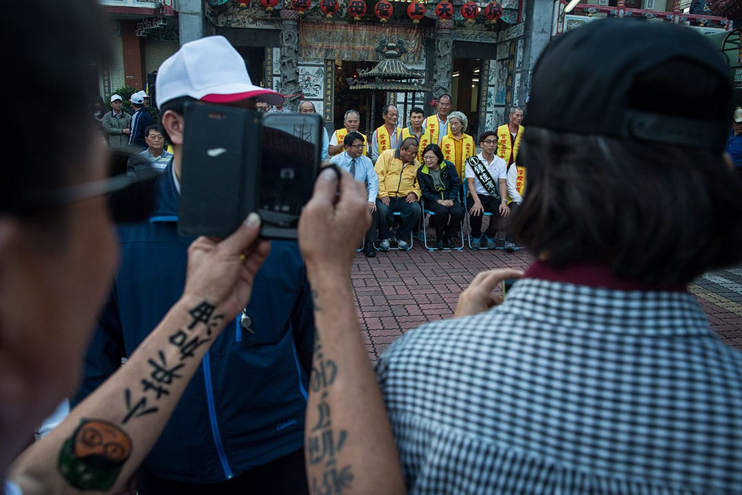蔡英文參訪屏東公館新興天后宮時與支持者合照。攝：Billy H.C. Kwok/端傳媒