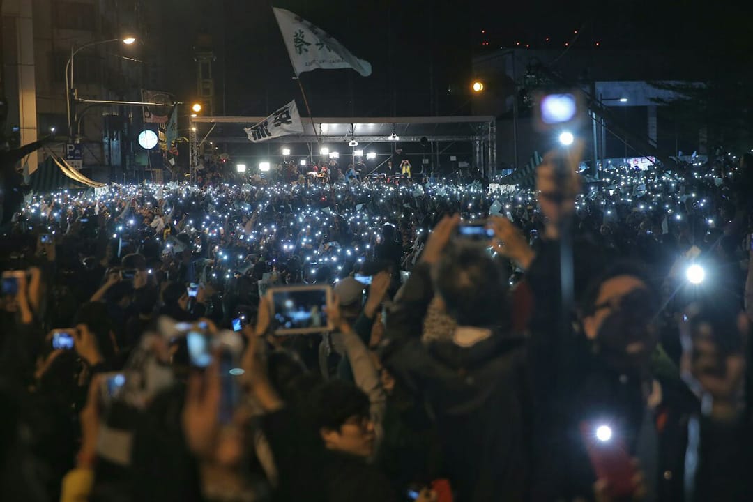 2016年1月16日，台北，民进党支持者参与蔡英文公布当选后集会。摄：张国耀/端传媒