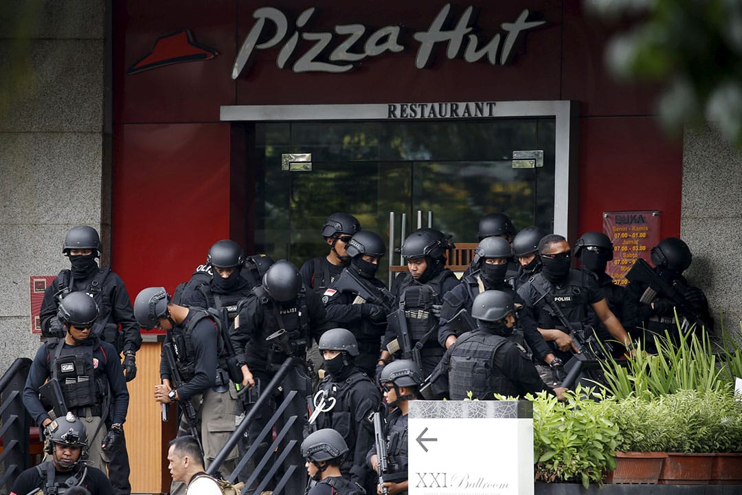 警方在袭击现场附近餐厅外戒备。摄：REUTERS/Beawiharta／REUTERS