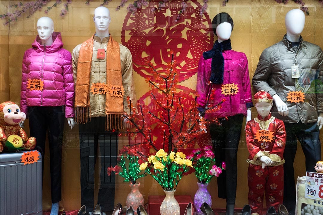 北角一家百货的橱窗陈列着棉袄。摄:卢翊铭/端传媒