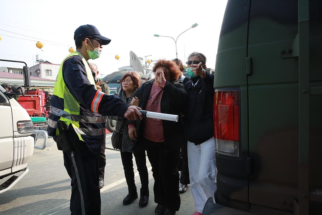 台灣警察封鎖現場，家屬在旁等候，面露哀傷。攝 : 徐翌全/端傳媒