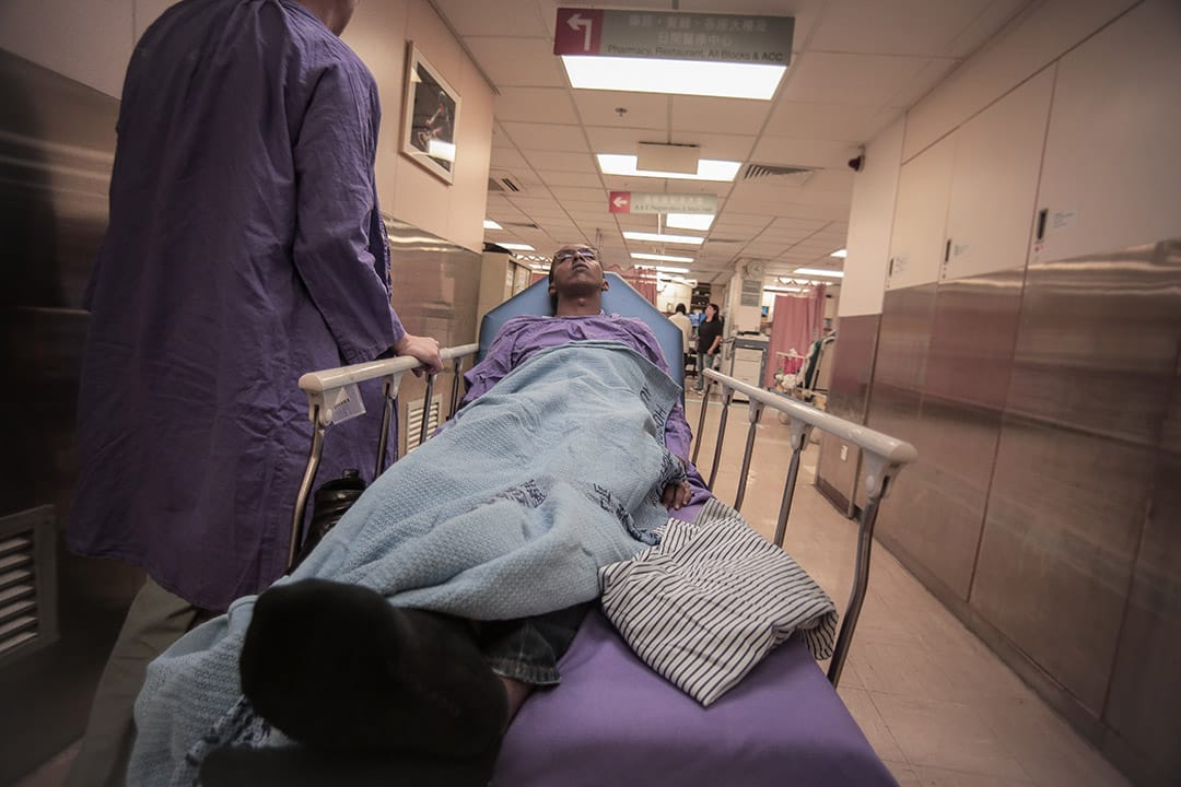 2013年，一位寻求庇护者身体感到不适，送院治理，由于欠缺身份证明，医疗费用会比较高昂，对于他们来说是生活中的一个问题。摄: Billy H.C. Kwok/ 端传媒
