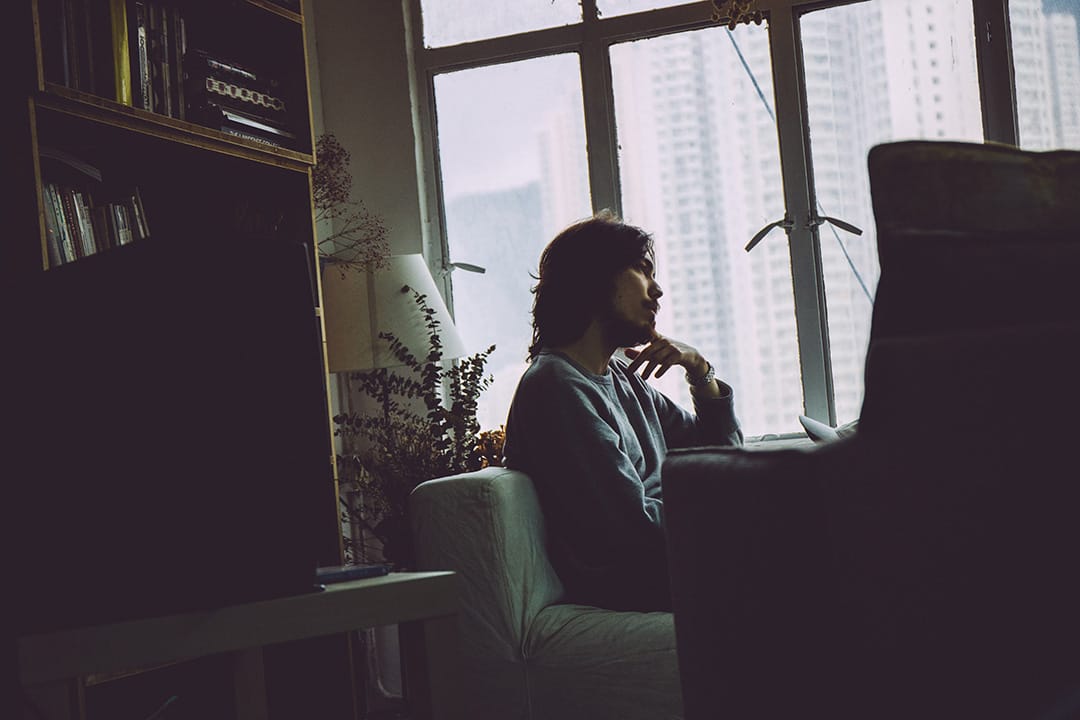 鍾正在他與朋友合租的工作室。這個靠窗戶的角落，是他們的「客廳」。攝：王嘉豪/端傳媒