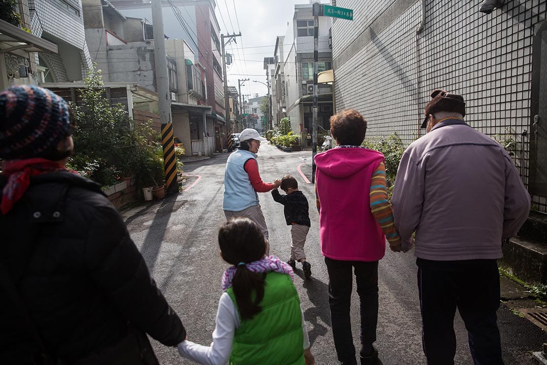 投票後，謝素嬉又返家帶上孫子前往投票站，讓孫子了解投票過程。攝:Billy H.C. Kwok/端傳媒  