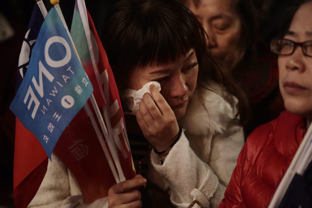 2016年1月16日，台北，国民党支持者得悉朱立伦落选后不禁泪。摄：Anthony Kwan/端传媒