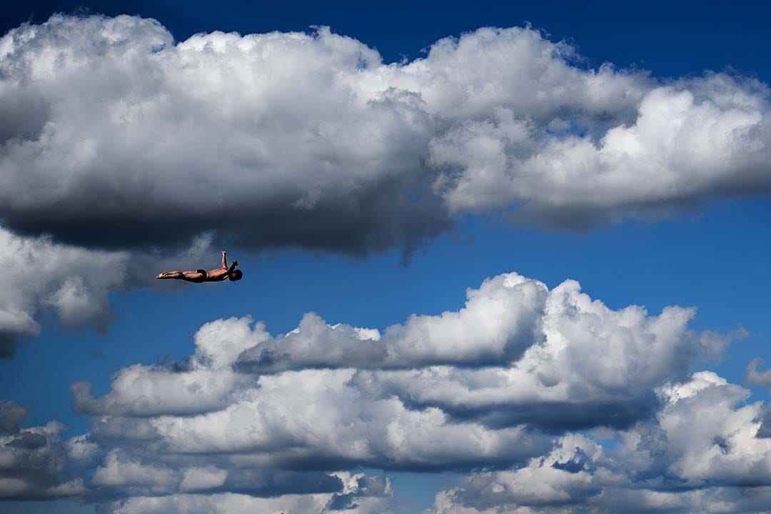 2015年8月3日，在俄羅斯喀山舉行第16屆世界游泳錦標賽，西班牙卡洛斯·吉梅諾選手參與27米高空跳水比賽。攝：Matthias Hangst/Getty 
