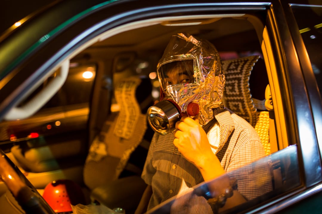 爆炸現場附近的居民戴上防毒面具逃生。