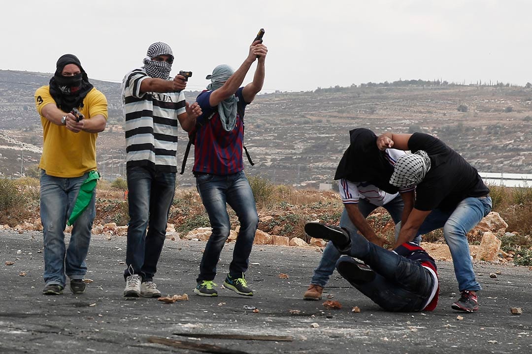 2015年10月7日约旦河西岸，以色列保安部队成员扣留一名向他们投掷石块的巴勒斯坦示威者。摄：Abbas Momani/ AFP