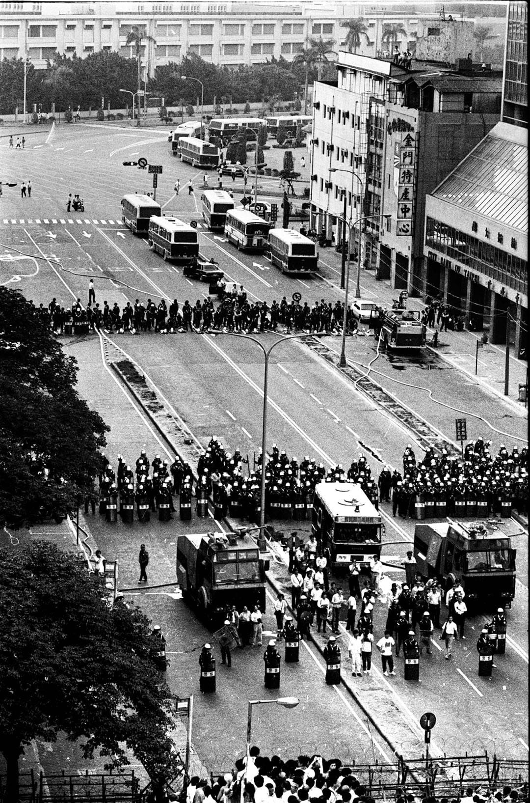 台湾，1987年12月25日国民大会外抗议活动，引起警方封锁中山堂周围。