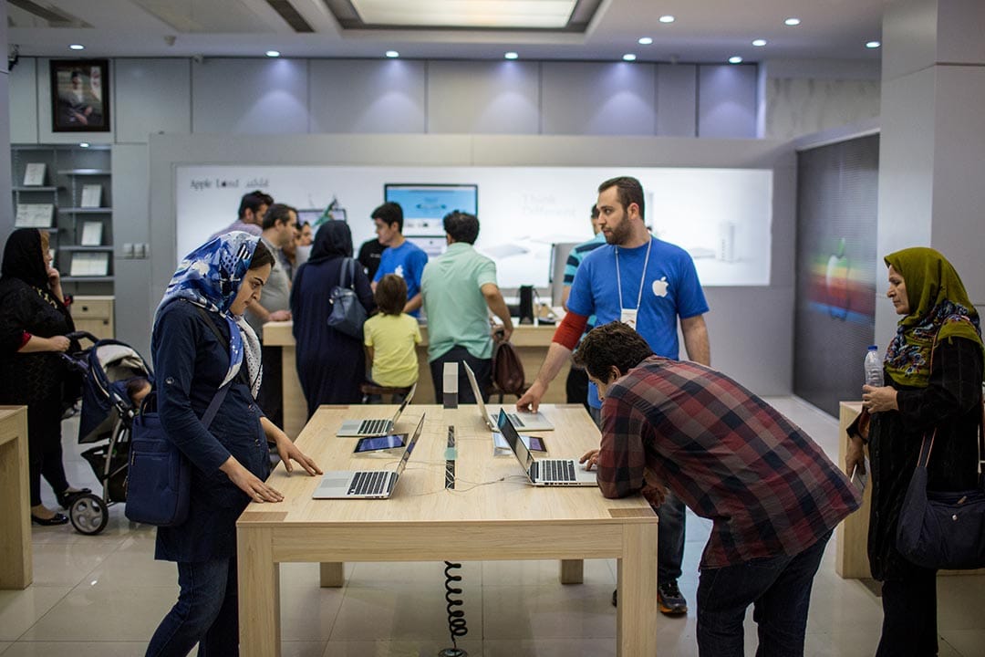 伊朗德黑蘭一間專門售賣蘋果產品的專門店。摄: Arash khamooshi /端傳媒