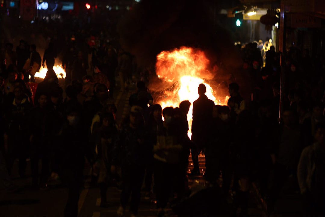 凌晨約4時，示威者在旺角街頭多處地點焚燒雜物。攝：林亦非/端傳媒