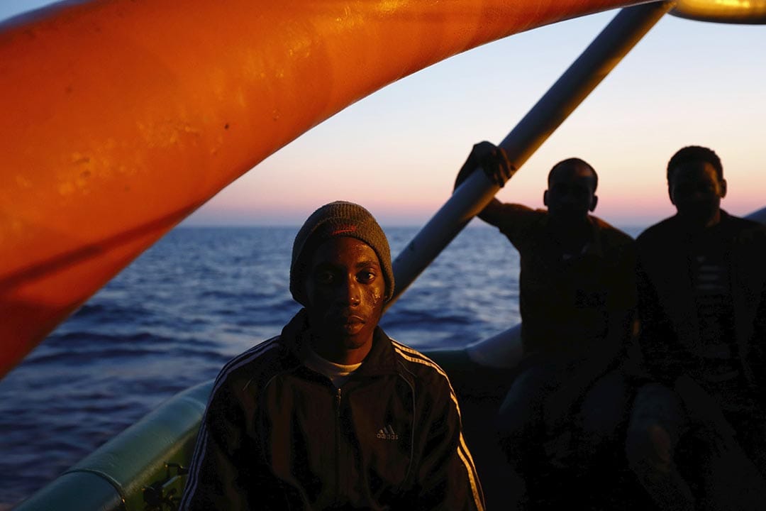 2015年8月7日，無國界醫生的救援船Bourbon Argos在利比亞對開海面進行拯救任務，難民在船上休息。攝：Darrin Zammit Lupi/REUTERS