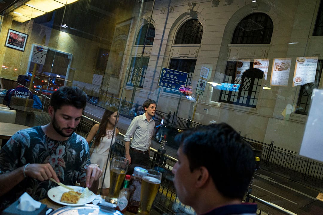 中環一餐廳外望舊中環警署建築群。 攝: 林亦非/端傳媒