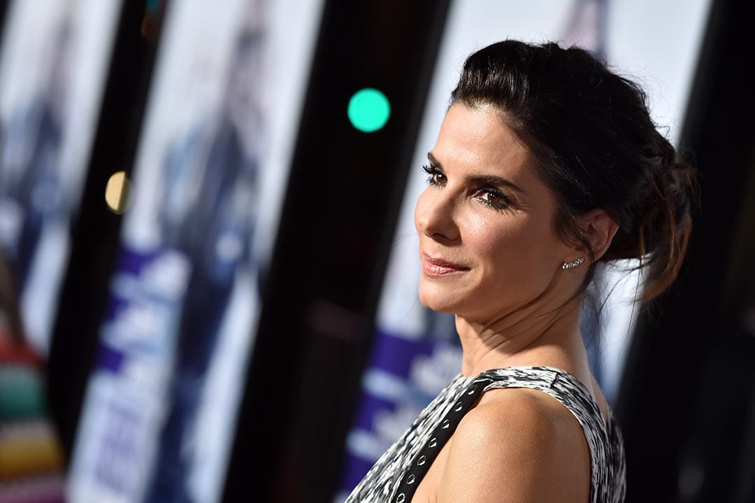 只是偏偏遇上 Sandra Bullock 。這位跑慣江湖的荷里活女星，沒有中傳媒的伏，不吃所謂的「美的機制」這一套，在拒絕接受「全球最美女人」大奬之餘，還連消帶打，批評傳媒常借「美麗」之名揶揄、欺凌年紀大和「魚尾紋都跑出來」的女星。攝：Kevin Winter/Getty