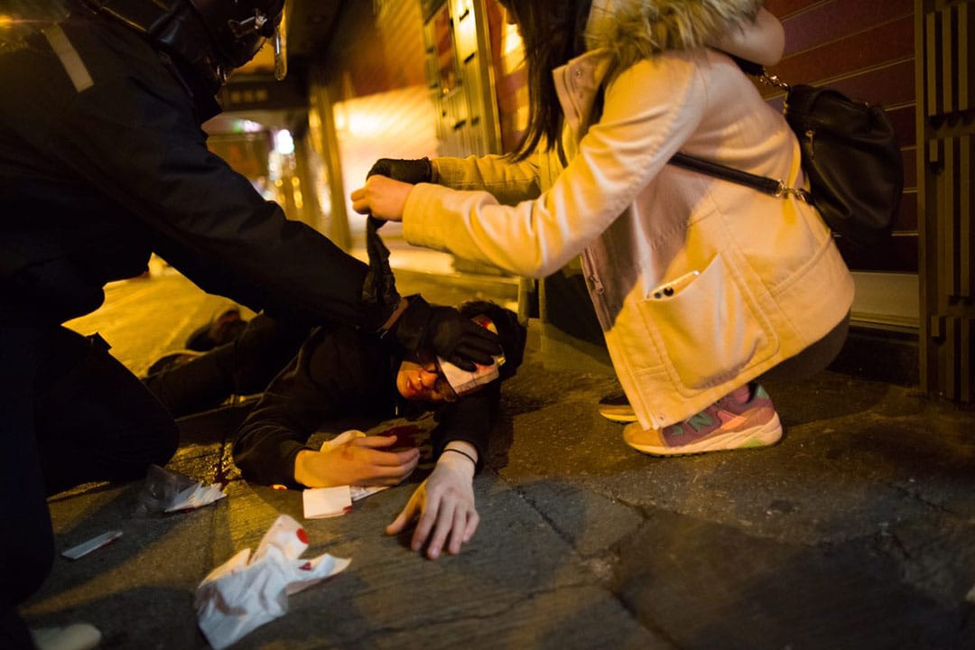 2016年2月9日凌晨二時，，旺角，一名示威者頭部受傷倒臥地上。攝：林亦非/端傳媒