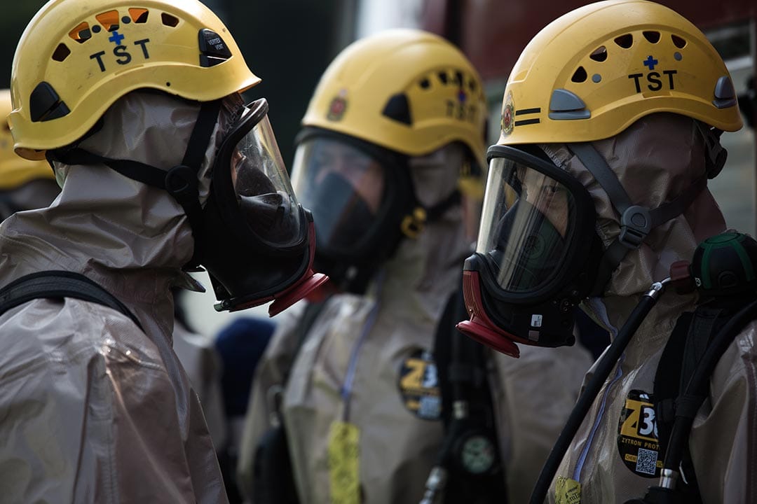 穿著B級化學保護袍的消防人員。攝：盧翊銘/端傳媒