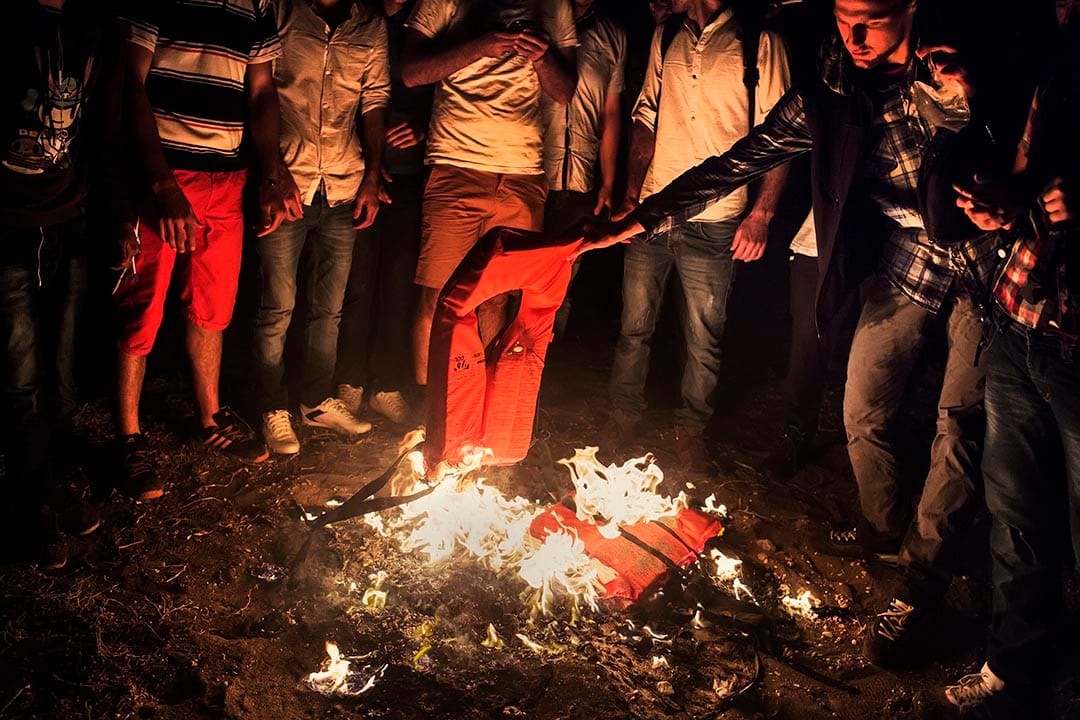 剛抵埗的敘利亞人焚燒救生衣取暖。他們在島上較偏遠的地方登岸，因此除了取暖外，亦希望以火光吸引海岸防衛隊的注意。Alessandro Penso攝：Alessandro Penso/MSF