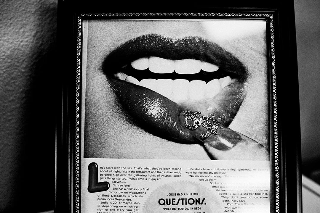 在“包养”约会网页公司入口的地方，镜框里是关于20岁的Jodie和她58岁的SugarDaddy的故事。