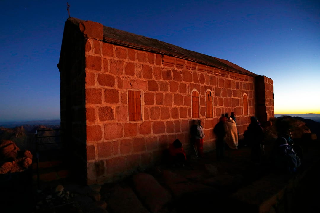 2015年12月9日，遊客在西奈山頂上靜候日出。攝：Amr Abdallah Dalsh/REUTERS