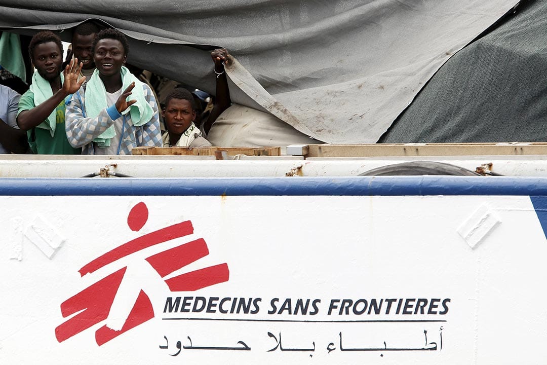 2015年8月25日，意大利西西里島，約320名難民獲無國界醫生的救援船拯救，正待上岸。攝：Antonio Parrinello/Reuters