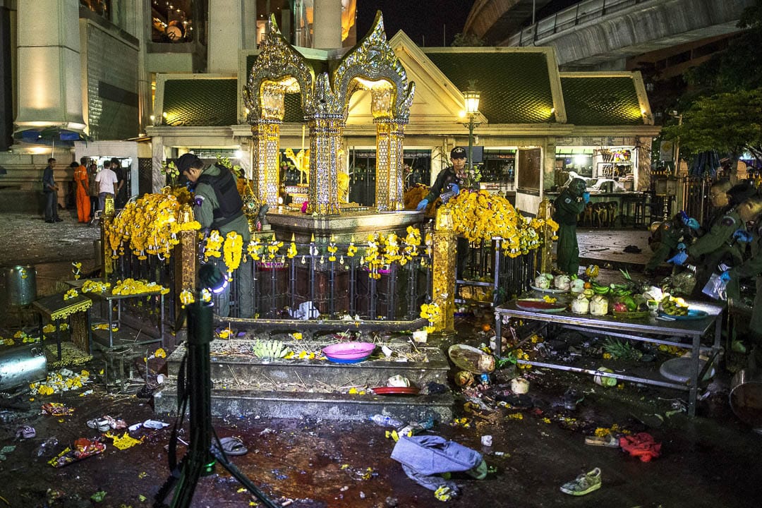 专家赶抵发生爆炸的四面佛寺协助调查。摄：Kerek Wongsa/Reuters