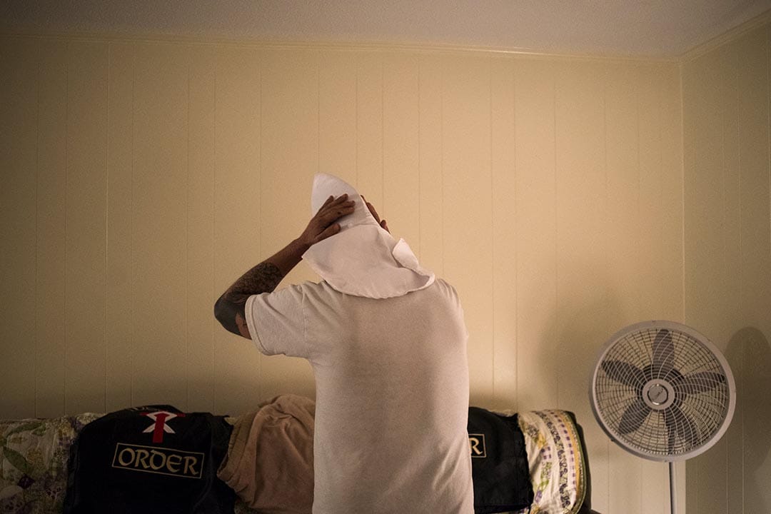 亲三K党组织Nordic Order Knights 成员戴上尖头罩准备点燃十字架仪式摄：JOHNNY MILANO/Reuters