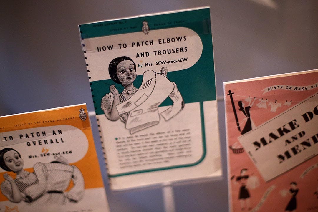 在上世紀40年代，在評論主流時裝設計師時，評論者依然多用「秀美」或「有趣」等「舊」詞。圖為1940年代街頭時尚展覽。攝：Carl Court/Getty Images