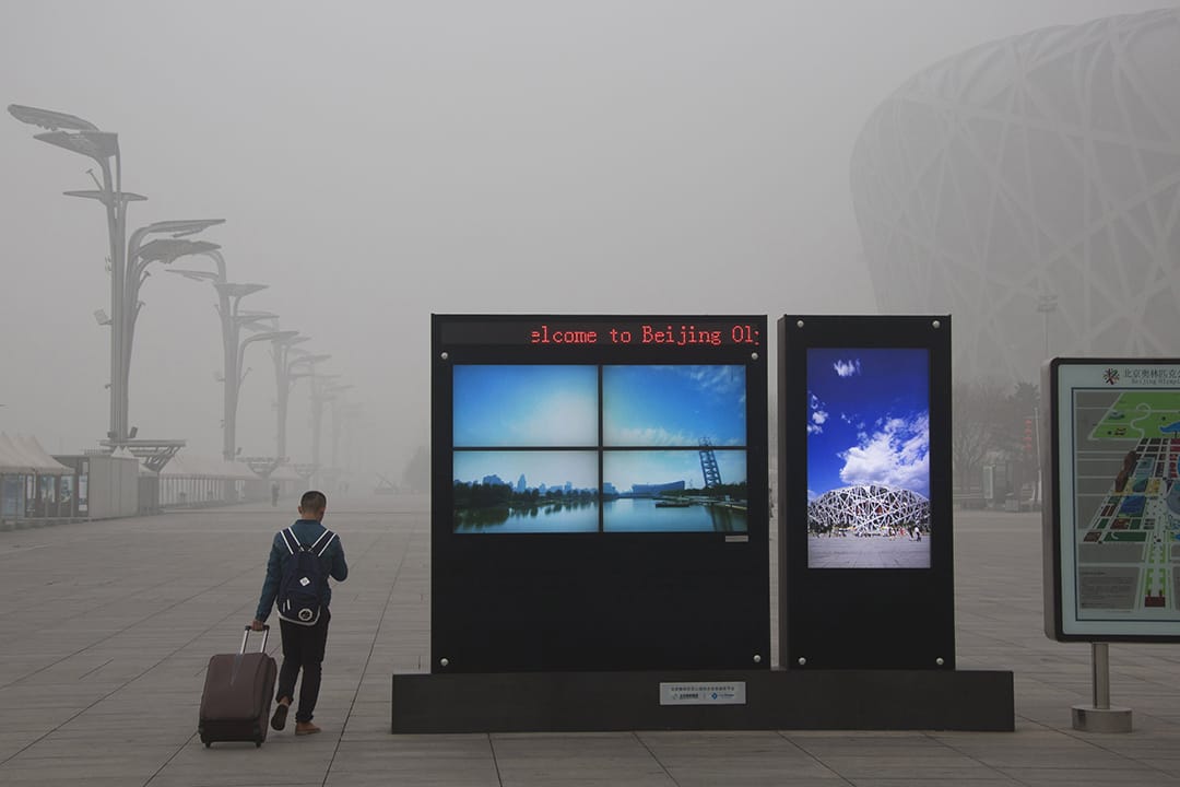 旅客抵達鳥巢體育館，歡迎標語下的藍天白雲北京城，在霧霾中特別搶眼。攝:China Daily/REUTERS