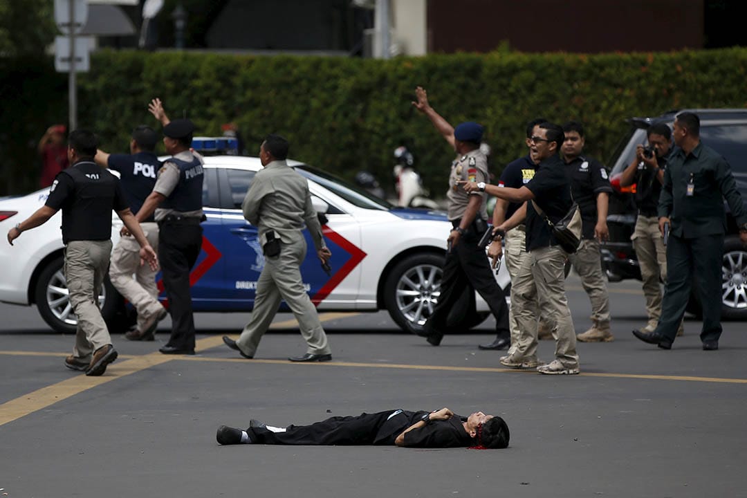  一名伤者倒卧地上。摄：Darren Whiteside/REUTERS